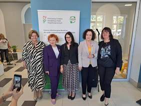 Zdjęcie grupowe uczestniczek oficjalnego otwarcia