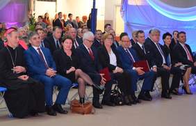 Pokaż zdjęcie: Uczestnicy obchodów 70 – lecia powstania Szpitala Powiatowego im. Miłosierdzia Bożego w Limanowej (fot. Powiat Limanowski)