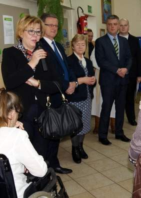 Pokaż zdjęcie: Marta Mordarska – dyrektor Małopolskiego Oddziału PFRON złożyła życzenia świąteczne uczestnikom świątecznego spotkania