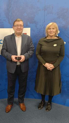 Pokaż zdjęcie: Stojące dwie osoby: Wiceprezydent Miasta Siedlce - Robert Szczepanik oraz Lilianna Kałczyńska - Samodzielny Specjalista ds. współpracy z administracją publiczną w Mazowieckim Oddziale PFRON