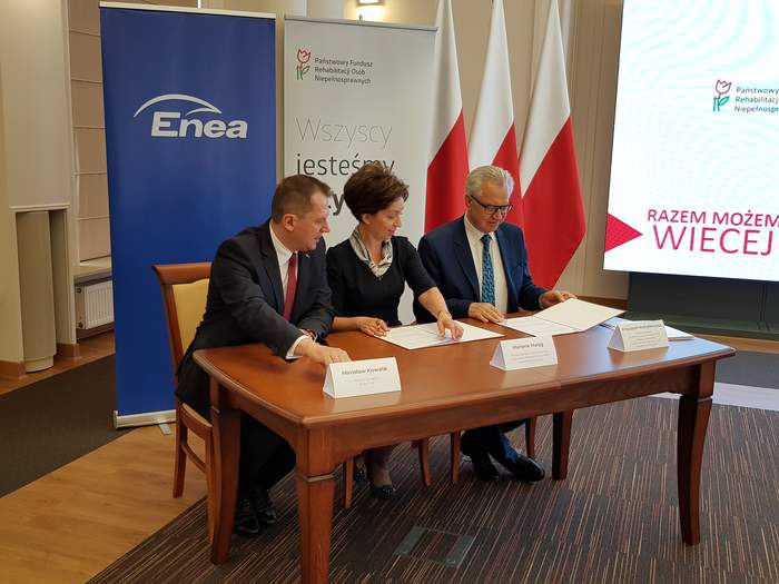 Pokaż zdjęcie: Przedstawiciele Grypy Enea , PFRON oraz MRPiPS składają podpis na porozumieniu. 