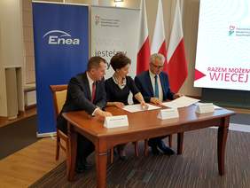 Pokaż zdjęcie: Przedstawiciele Grypy Enea , PFRON oraz MRPiPS składają podpis na porozumieniu. 