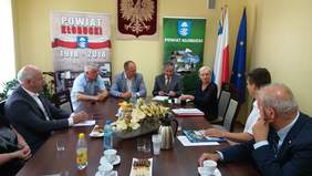 Pokaż zdjęcie: Podpisanie umowy w Powiecie Kłobuckim w ramach programu program WRR obszar B
