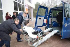 Pokaż zdjęcie: Osoba na wózku inwalidzkim wjeżdzająca do busa