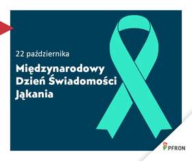 Zdjęcie jest infografiką. Po lewej stronie napisany jest tekst: 22 października – Międzynarodowy Dzień Świadomości Jąkania. Po prawej stronie umieszczona jest błękitna wstążka. W prawym dolnym rogu znajduje się logo PFRON. 