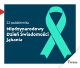 Zdjęcie jest infografiką. Po lewej stronie napisany jest tekst: 22 października – Międzynarodowy Dzień Świadomości Jąkania. Po prawej stronie umieszczona jest błękitna wstążka. W prawym dolnym rogu znajduje się logo PFRON. 