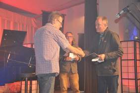 Pokaż zdjęcie: Z rąk jury nagrodę odbiera laureat konkursu recytatorskiego „Widzimy ten sam świat” 