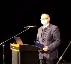 Pokaż zdjęcie: Dyrektor Andrzej Michalski zabiera głos podczas konferencji