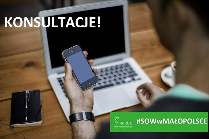 Pokaż zdjęcie: Na zdjęciu: laptop, telefon, notes oraz napis "konsultacje" i #SOWwMAŁOPOLSCE. Fot: Pixabay.com