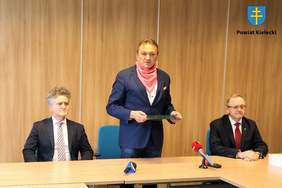 Pokaż zdjęcie: Od lewej, senator Krzysztof Słoń, starosta Mirosław Gębski, dyrektor Andrzej Michalski