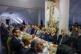 Pokaż zdjęcie: uczestnicy spotkania wigilijnego 