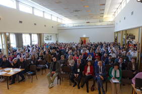 Widok z przodu i trochę z góry na licznie zebraną publiczność