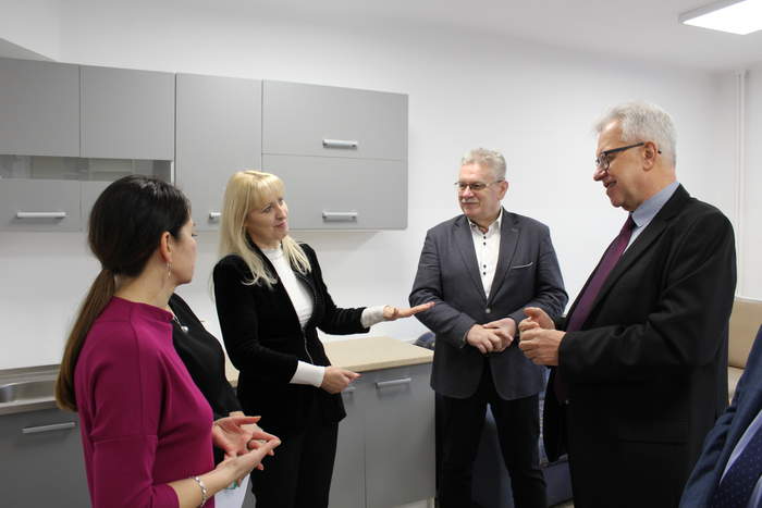Pokaż zdjęcie: Krzysztof Michałkiewicz Prezes PFRON, Jerzy Dębski Dyrektor Oddziału Lubelskiego PFRON,pracownicy DPS Matczyn