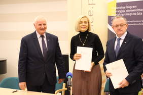 Pokaż zdjęcie: podpisanie umowy dla Fundacji San Giovani 