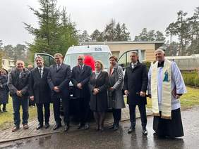 Pokaż zdjęcie: Na tle nowego autobusu pozują zaproszeni na uroczystość goście.