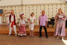 Pokaż zdjęcie: uczestnicy Festiwalu Kultur
