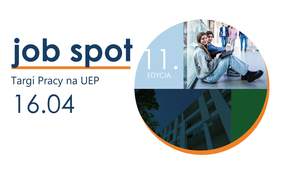 Pokaż zdjęcie: Po lewej stronie widnieją sformułowania: „job spot”, „Targi Pracy na UEP” oraz „16.04.”. Po prawej widoczne są: napis - „11. edycja” oraz zdjęcie studentów, którzy siedzą na podłodze. W tle możemy dostrzec grupę osób, która idzie korytarzem.