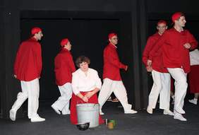 Pokaż zdjęcie: Grupa osób na scenie