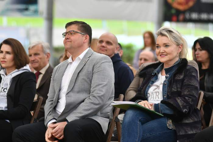 Pokaż zdjęcie: Obok siebie siedzą uczestniczy otwarcia zawodów, w tym Dyrektor Oddziału Lubuskiego PFRON