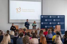 Uczestnicy uroczystości słuchają przemówień