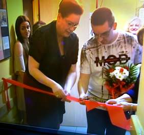 Uroczyste otwarcie wystawy - wstęgę przecina Zastepca Prezydenta Miasta Bydgoszczy - Anna Mackiewicz oraz autor prac - Michał Byśkiniewicz