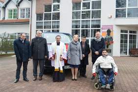 Pokaż zdjęcie: Uczestnicy podczas przekaznia samochodu