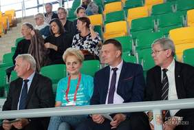 Pokaż zdjęcie: zaproszeni goście, kibice (po prawej Władysław Skwarka - Dyrektor Oddziału Łódzkiego PFRON)
