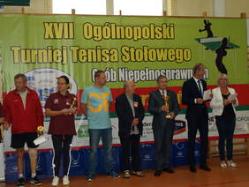 Wręczanie pucharów zwycięzcom XVII Ogólnopolskiego Turnieju Tenisa Stołowego Osób Niepełnosprawnych
