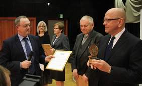 Pokaż zdjęcie: Wręczanie Miastu Kielce statuetki  „Świętokrzyscy Burzyciele Barier” w 2016 r.