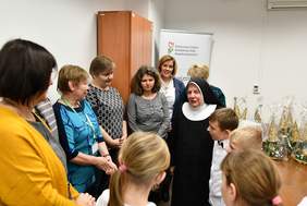 Pokaż zdjęcie: Siostra Franciszkanka Rodziny Maryi opowiada o emocjach jakie towarzyszyły podczas zakupu samochodu.
