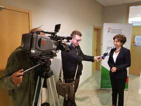 Pokaż zdjęcie: Wywiad Marleny Maląg Prezes Zarządu PFRON dla TVP3 Poznań, patrona medialnego konferencji pt.: „Do twarzy mi nie tylko w niebieskim - o barwach wokół autyzmu w codziennej komunikacji"