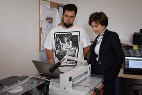 Prezes Marlena Maląg ogląda urządzenie techniczne