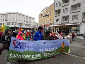Pokaż zdjęcie: Postacie "Nie z tej ziemi" maszeruą przez ulice Opola (fot. Wiktoria Palarczyk)