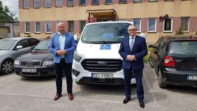 Pokaż zdjęcie: Samochód zakupiony w ramach projektu door-to-door. Od lewej: Damian Szpak - wójt Gminy Raków i Andrzej Michalski - dyrektor Oddziału Świętokrzyskiego PFRON