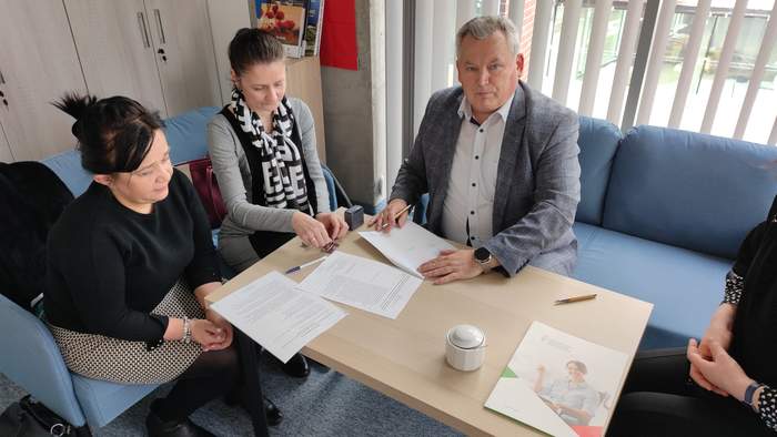 Pokaż zdjęcie: Podpisanie umowy z Gminą Przelewice