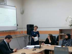 Pokaż zdjęcie: Prowadzący spotkanie