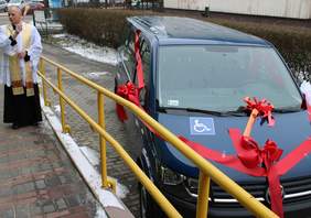 Pokaż zdjęcie: nowy bus dla placówki SOSW Centrum Edukacji i Rozwoju w Opocznie