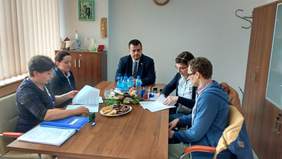 Pokaż zdjęcie: 4_Dyrektor_Andrzej_Gonia_i_pracownicy_Oddzia_u_Lubuskiego_PFRON_wraz_z_przedstawicielami_stowarzyszenia.jpg