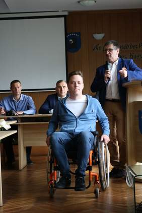 Pokaż zdjęcie: Marek Wysocki Centrum Projektowania Uniwersalnego Politechniki Gdańskiej przekazuje ważne informacje o poruszaniu sie na wózku inwalidzkim.