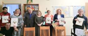 Pokaż zdjęcie: Do pamiątkowego zdjęcia pozują laureaci konkursu plastycznego, młodzież oraz opiekunowie 