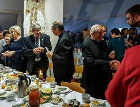 Pokaż zdjęcie: uczestnicy spotkania wigilijnego 