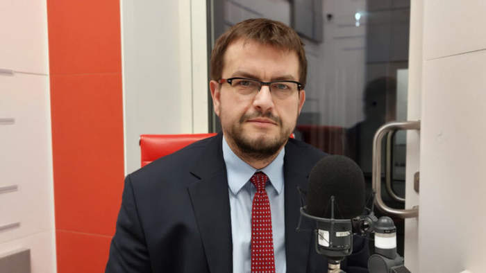 Pokaż zdjęcie: Dyrektor Oddziału Lubuskiego PFRON Andrzej Gonia w garniturze w siedzibie rozgłośni radiowej