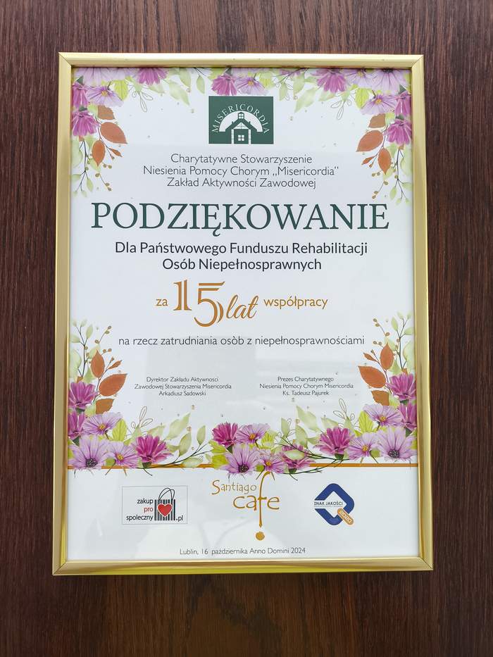 Pokaż zdjęcie: Charytatywne Stowarzyszenie Niesienia Pomocy Chorym "Misericordia" Zakład Aktywności Zawodowe - podziękowanie dla PFRON za 15 lat współpracy na rzecz zatrudniania osób z niepełnosprawnościami.