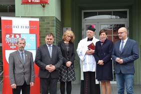 Pokaż zdjęcie: Anna Skupień, dyrektor Oddziału Wielkopolskiego PFRON podczas uroczystości przekazania busa dla ŚDS w Miłaczewie