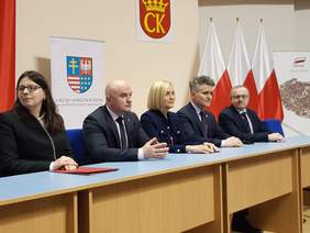 Pokaż zdjęcie: Goście od lewej: Andżelika Wardęga dyrektor Departamentu Ekonomii Społecznej i Solidarnej w MRPiPS, Rafał Nowak Wicewojewoda, Renata Janik wicemarszałek, Krzysztof Słoń senator RP, Andrzej Michalski dyrektor Oddziału Świętokrzyskiego PFRON
