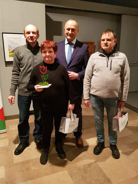 zdjęcie trzech laureatów jedna kobieta i dwóch mężczyzn z dyrektorem Oddziału