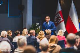 Pokaż zdjęcie: Wojewoda na scenie w trakcie wystąpienia