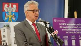 Pokaż zdjęcie: Prezes PFRON przemawia podczas konferencji