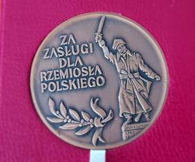 Pokaż zdjęcie: Złoty Medal imienia Jana Kilińskiego za „Zasługi dla Rzemiosła Polskiego”.   
