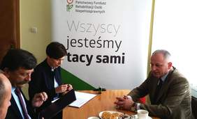 Pokaż zdjęcie: Podpisywanie umowy na zakup windy w ramach Programu Wyrównywania Różnic Między Regionami III 